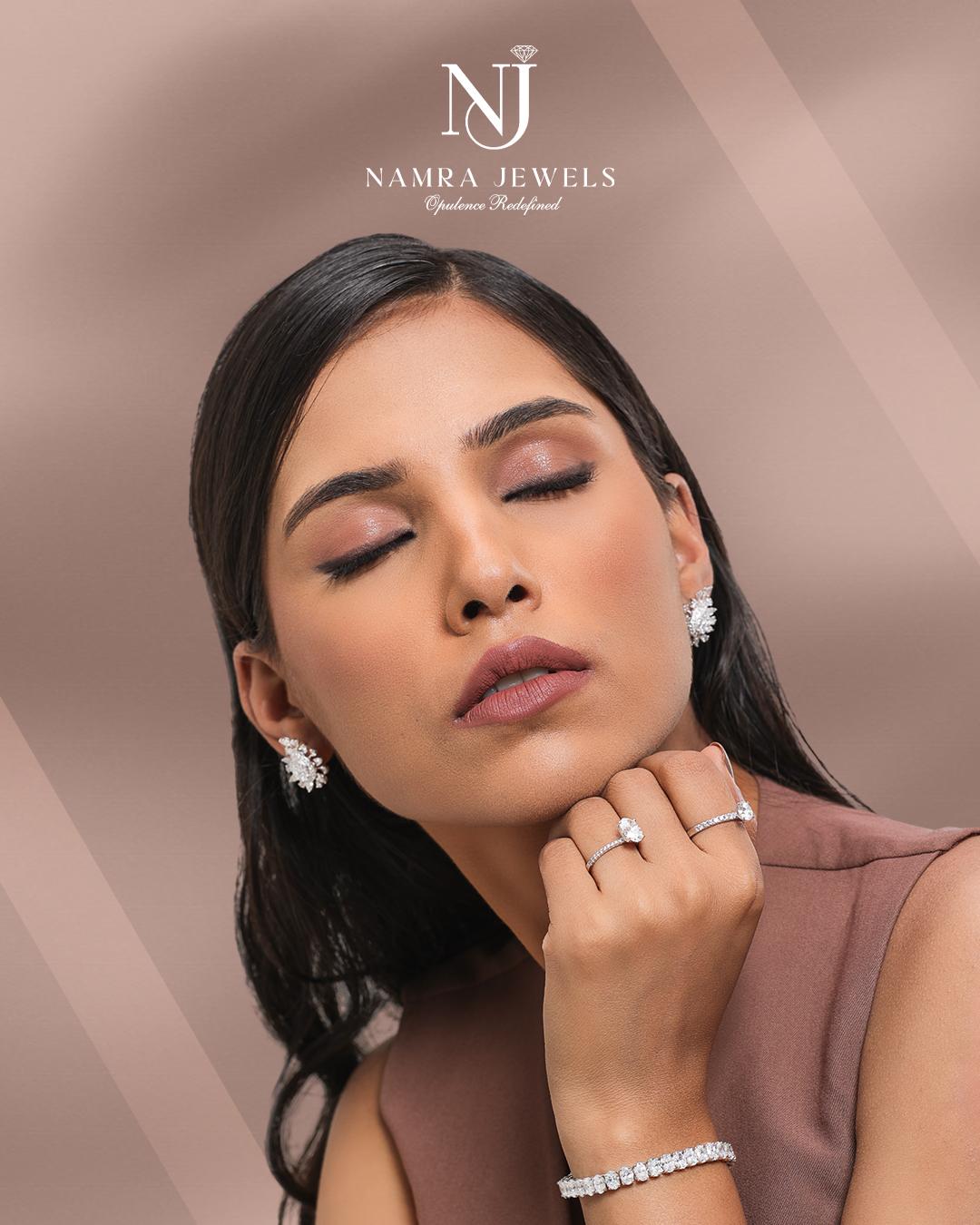 A touch of brilliance. A statement of elegance.
Discover jewellery that captu