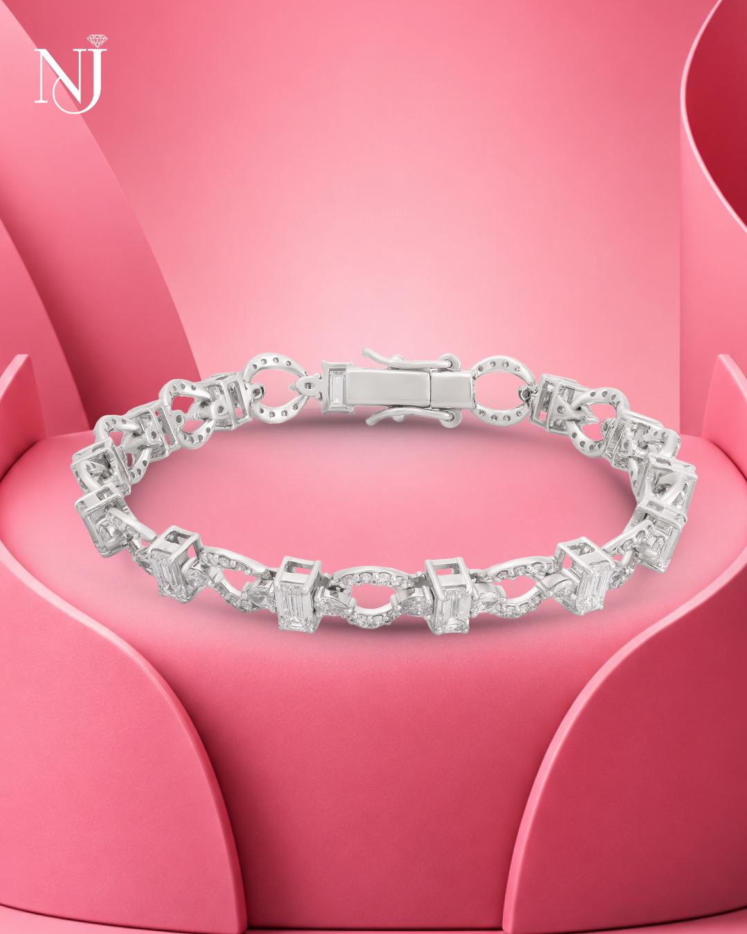 Elegance in every detail
Jewellery designed to make every moment feel a littl